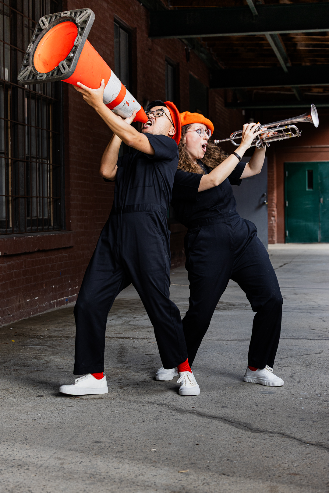 Kalun avec cône géant, Émilie à la trompette en extérieur